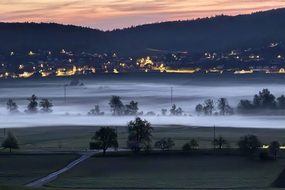 Die kühlen Nächte im April sorgten dafür, dass am Morgen oft noch Bodennebel lag, wie hier am 18.4.2026 in Hallwil AG. (Foto: Andreas Walker)